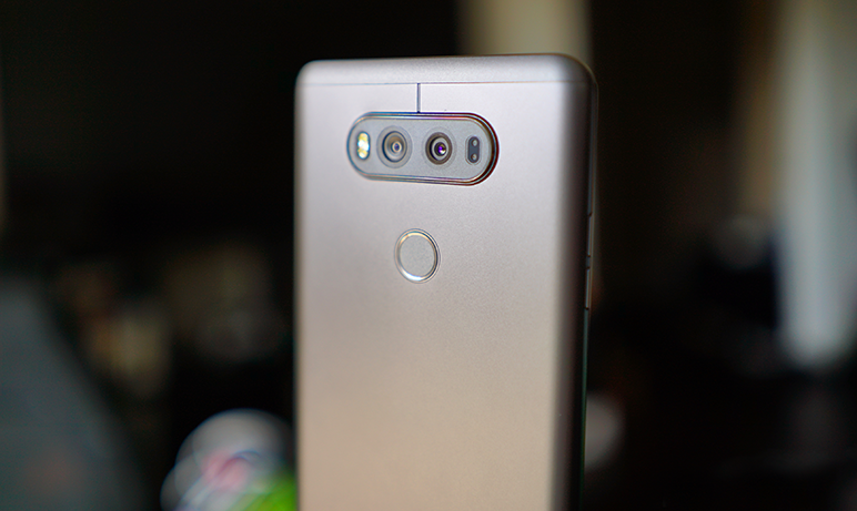 Pe spatele telefonului vom gasi doua camere de 16 megapixeli, iar vestea buna pentru admiratorii LG este ca V20 a mostenit toate lucrurile bune ale G5 de la Laser pana la senzorul Color Spectrum si Auto-Focus detect.