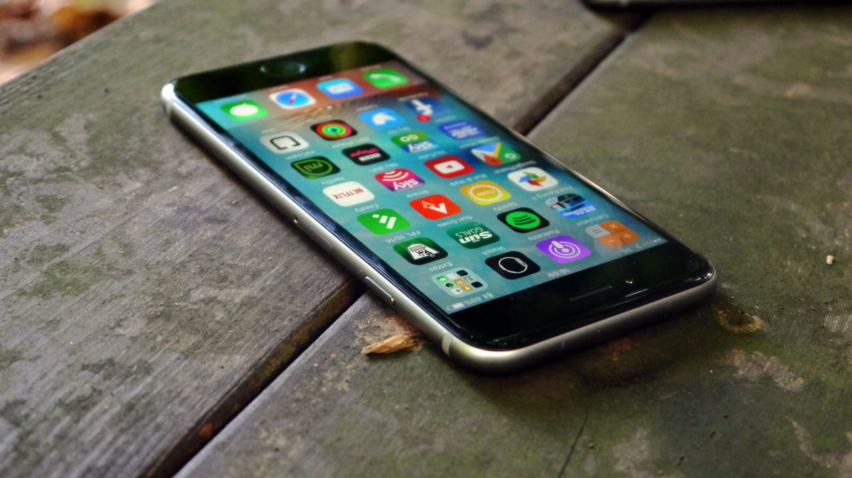 Noul iPhone 7 va avea o capacitate de stocare de baza de 32 GB si va rula pe baza unei memorii RAM de 2 GB. In schimb varianta iPhone 7 Plus va beneficia de 3 GB memorie RAM si de un sistem dual-camera care va incorpora doi senzori de 12 MP.
