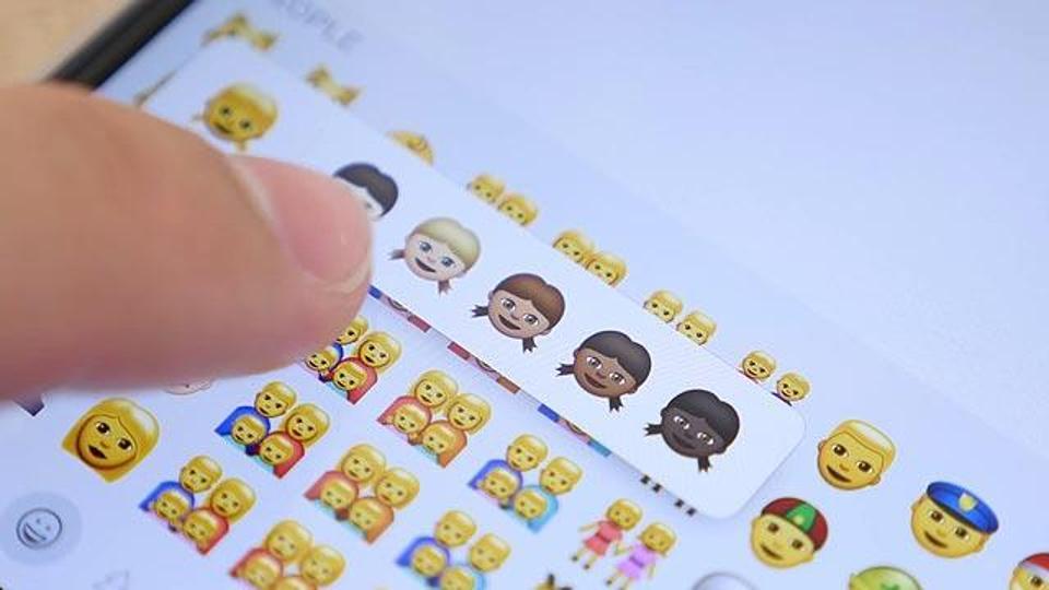 WhatsApp lanseaza propriul set de emoticoane in versiunea beta